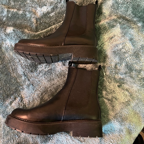 Nice winter boot narrow black slip on size 10 worn twice - Picture 3 of 5